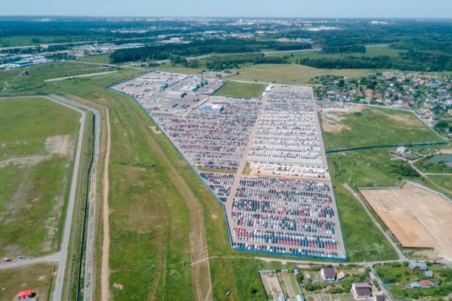 Десятки тысяч новых машин (Kia, Mercedes, Haval, Geely и Hyundai) простаивают на складах в Подмосковье