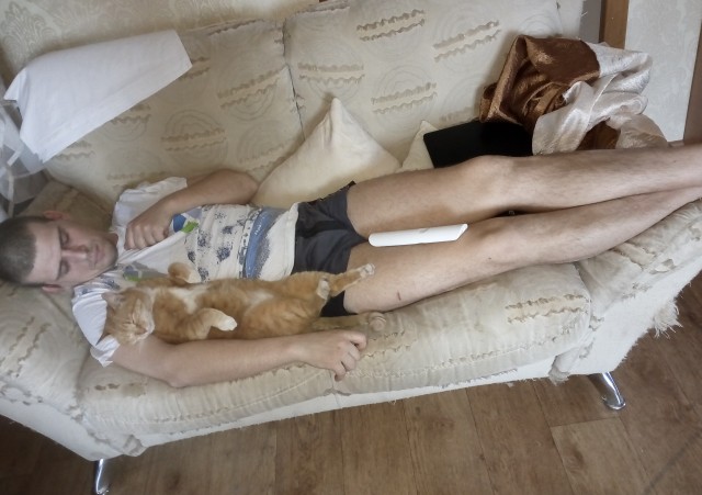 А как вы спите с котиком?