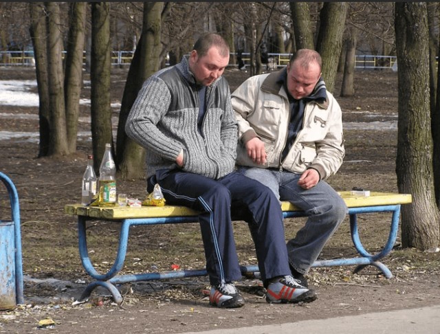 Где алкоголики берут деньги на спиртное?