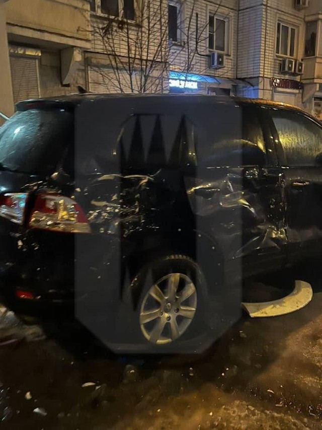 На востоке Москвы водитель протаранил около 10 припаркованных во дворе автомобилей и скрылся с места ДТП