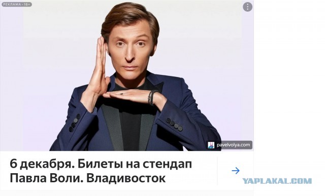Остап Бендер нервно курит в сторонке
