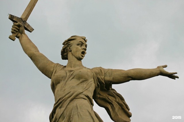 Памятник учительнице с выпирающими сосками возмутил жителей подмосковного города Дзержинский