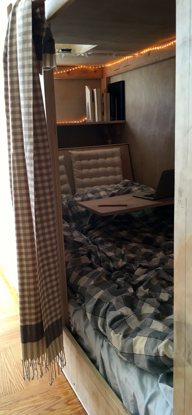 Личное пространство: Иллюстратор из Кремниевой долины построил спальню внутри комода