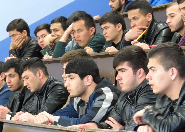 Таджикских пятикурсников показательно отправляют на родину