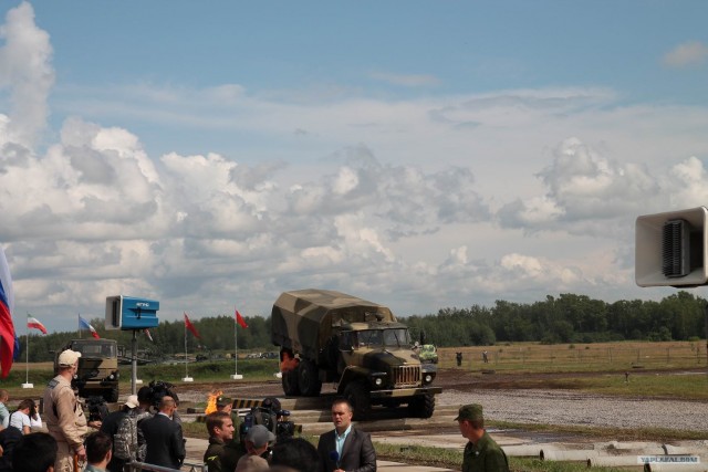 Танки плавали и прыгали на шоу