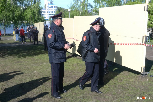 Снова уронили забор: начался второй день битвы горожан за сквер у Драмтеатра