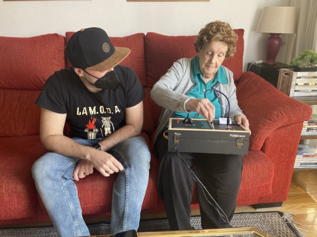 Испанский инженер сделал для 96-летней бабушки ретро-устройство, чтобы ей было легче общаться в телеграме