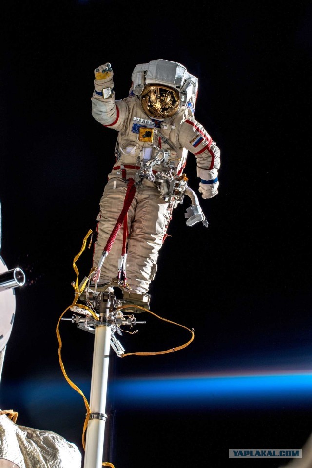 Китайцы заподозрили США во лжи с высадкой на Луне из-за скафандров NASA