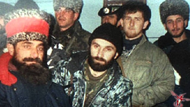 Кадыров молится с пулемётом "в Украине"... а, хотя нет - в Краснодаре