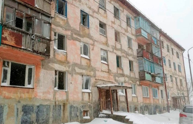 В Сахалинской области жительница швырнула в мэра ботинком с плесенью