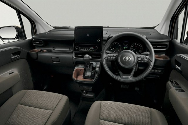 Просторный 120-сильный микровэн Toyota с вариатором по цене 90-сильной Lada Granta с «механикой». В РФ начали принимать заказы на Toyota Sienta из Японии