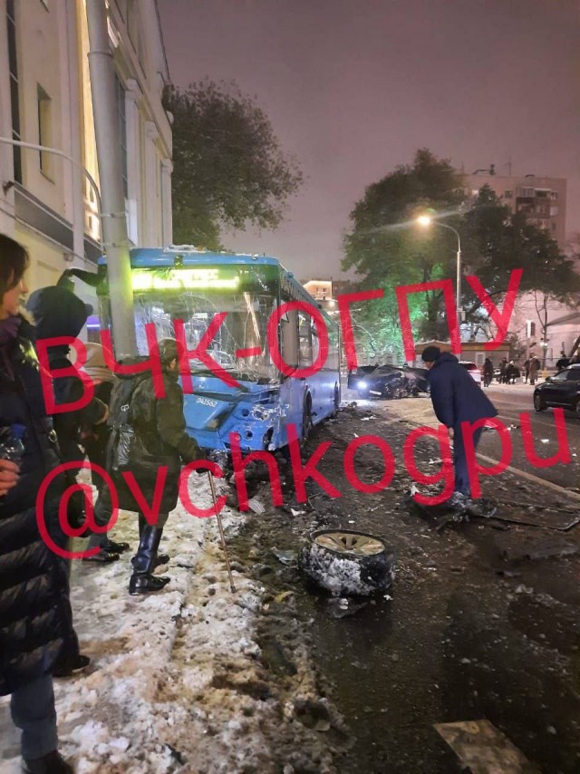 Черный БМВ с мигалкой выехал на встречку и влетел в пассажирский автобус в центре Москвы на Таганке