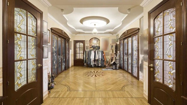 Группа из пяти человек пытается прорваться в квартиру Ларисы Долиной в Хамовниках. Мошенники заполучили ее квартиру
