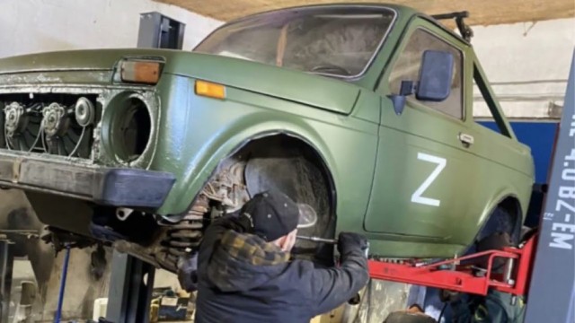 «Может АвтоВАЗ будет делать машины для фронта?»: россияне не будут покупать отечественные авто, а на СВО не хватает «Нив» – военкоры против повышения утильсбора