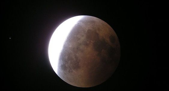 Новые исследования объяснили загадочное облако, следующее за Луной.