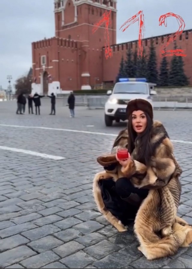 Приезжайте всей семьей отмечать Новый Год на ГУМ-каток. Долой эти унылые домашние посиделки.
