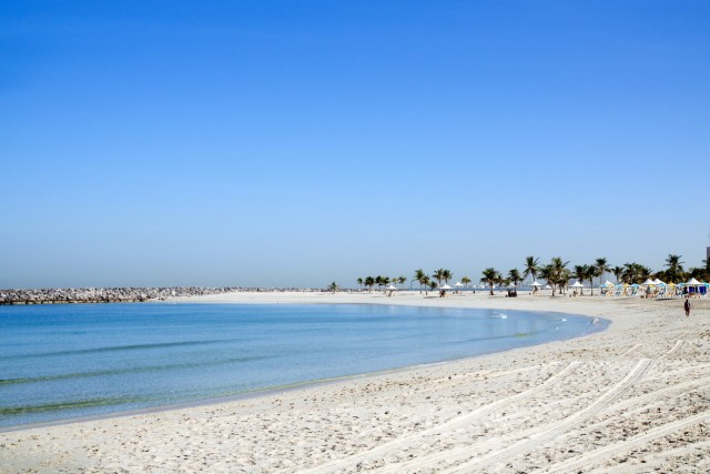 Тем временем в Дубае на пляже