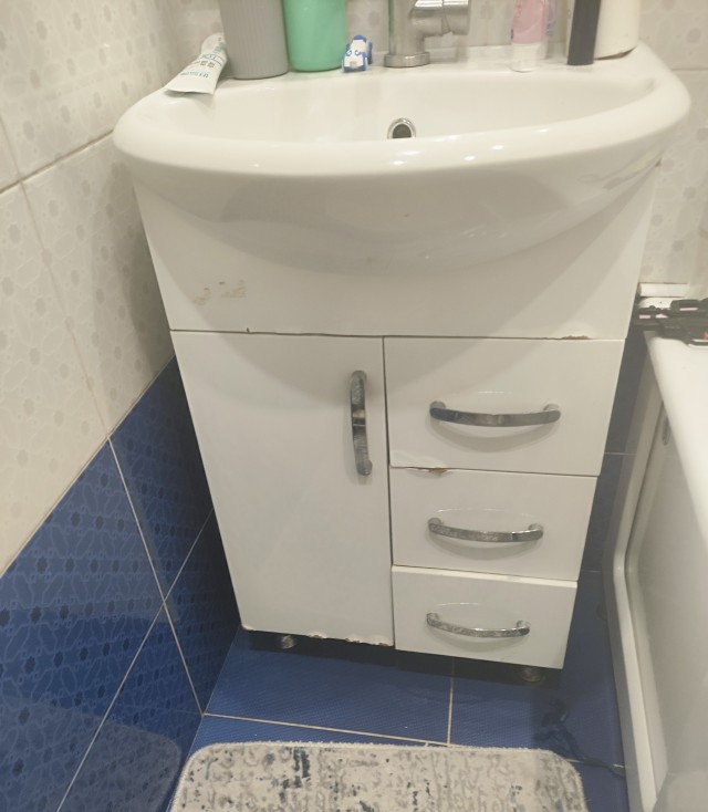Отдам за самовынос в Москве тумбочку и зеркало