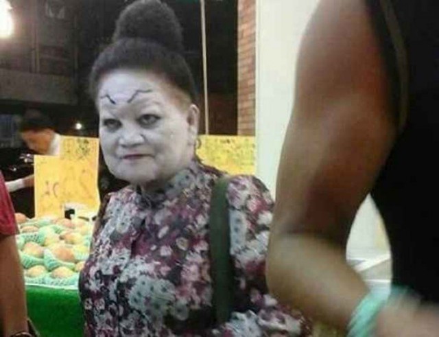 Они не смогли вовремя остановиться и всё продолжали и продолжали наносить макияж