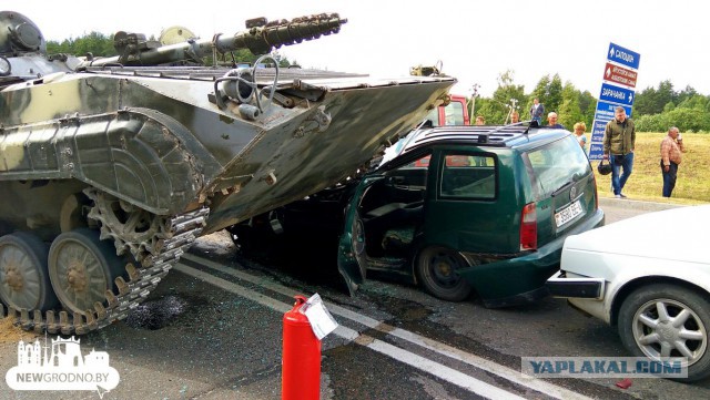 ЧП на выезде из Гродно: БМП раздавила легковой автомобиль