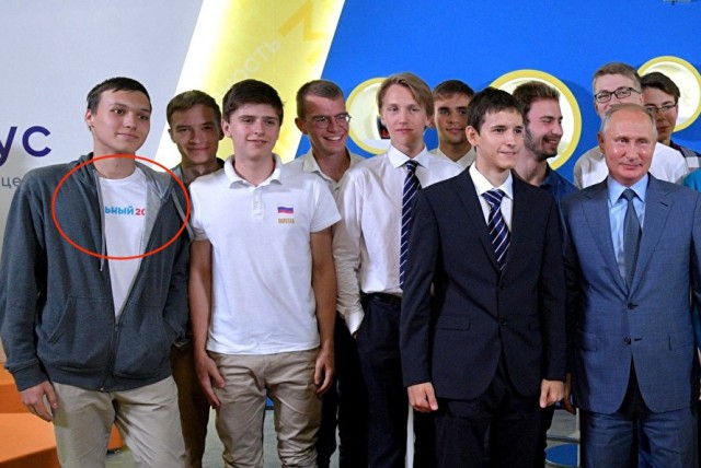 Студент сфотографировался с Путиным в майке «Навальный». Снимок опубликовал сайт Кремля