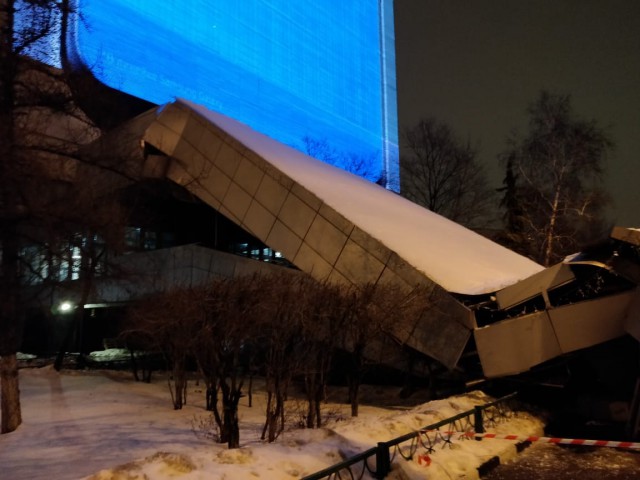 У здания института "Гидропроект" обрушился навес над главным входом