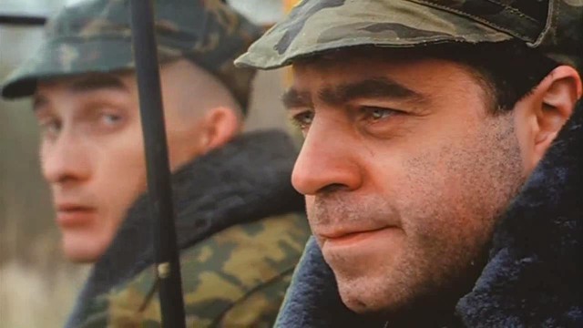 Опубликовано видео, из которого следует, что задержанному на Арбате полицейский что-то кладет в задний карман джинсов.