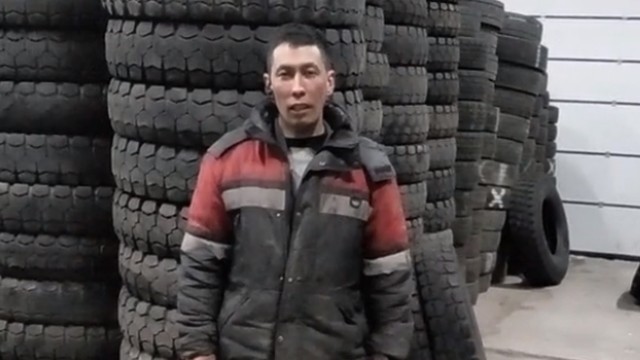 Работник шиномонтажа из Челябинска взорвал сеть своим пением