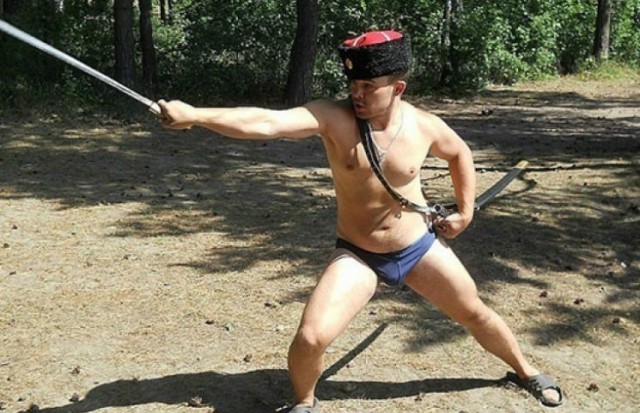 А на окне наличники, гуляй да пой, станичники