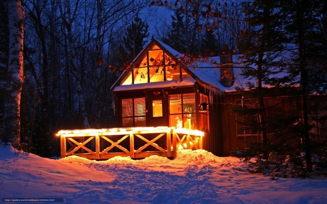 Уютные дома в зимнем лесу