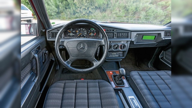 Маленький, но настоящий: как создавали Mercedes 190 и почему он стал звездой