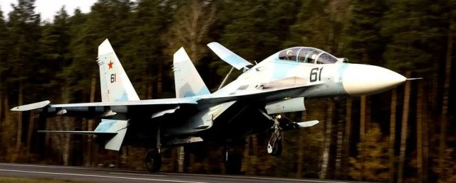 Су-27 ВКС РФ отгоняет самолет НАТО от стратегического бомбардировщика ВВС РФ