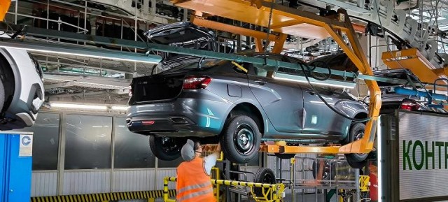 В апреле 2025 года АвтоВАЗ собирается выпустить вдвое меньше автомобилей Lada Vesta, чем обычно