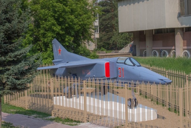 В западных соцсетях завирусился кадр с гигантской ракетой прямо во дворе — речь о памятнике «Союз-У» в Байконуре