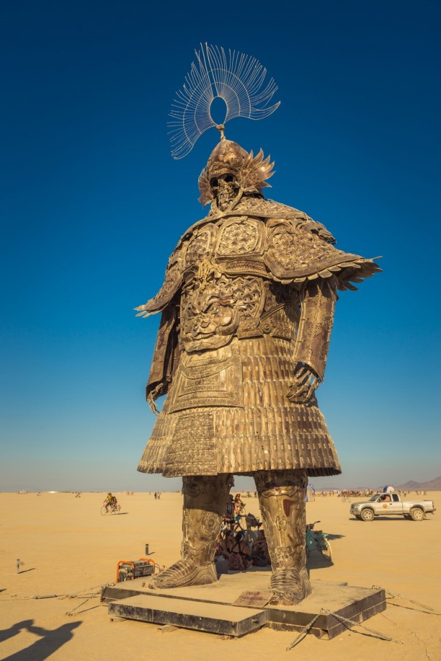 В пустыне Burning Man появилась гигантская сломанная Эйфелева башня