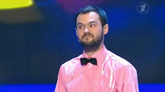 Маленький барашек застрял в заборе