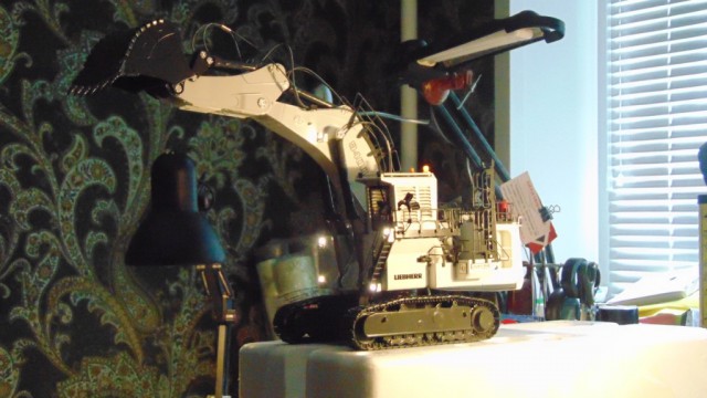 LIEBHERR R9400 Радиоуправляемая дилерская модель экскаватора в 50 масштабе