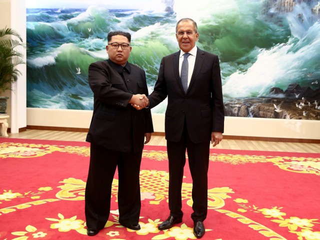 Канал «Россия-1» зачем-то подрисовала Ким Чен Ыну улыбку на фотографии с Лавровым