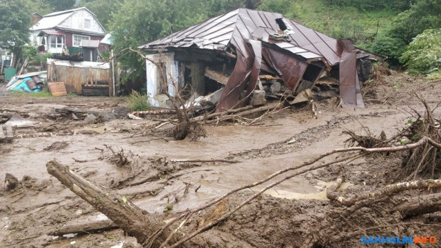 Жители Дальнего Востока сейчас спасаются от тайфуна "Джеби"
