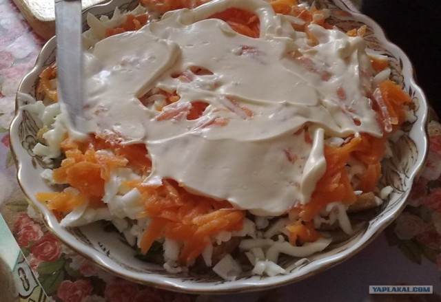 Салат из крабовых по дженибековски.