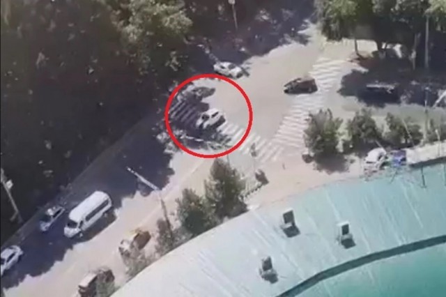Момент смертельного наезда иномарки на женщину с сыном в Уфе попал на видео