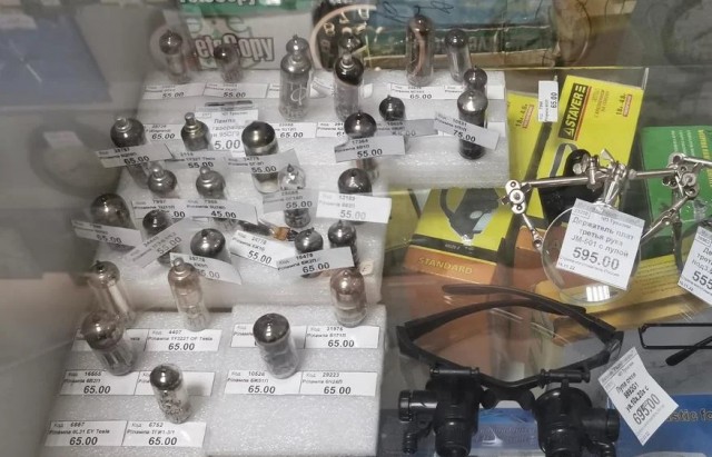 Где купить советские радиолампы и антикварные реле? Магазин «Радиотовары» в Саратове, который можно посещать как музей