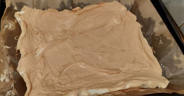 Меренговый рулет с вишней и орехами