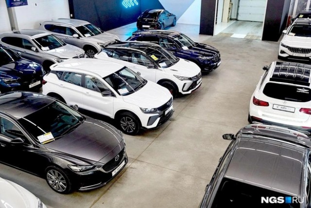 Полмиллиона машин пылится на складах. Автодилеры подвели итоги апреля
