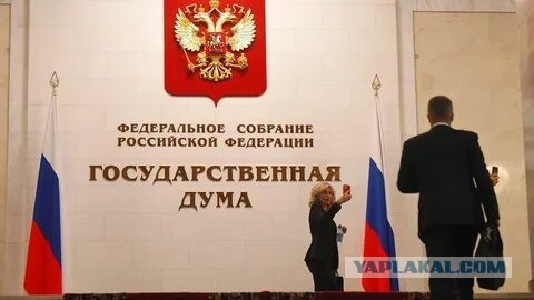 ???? В Госдуме предложили ввести ограничение на доходы руководителей больниц и школ.