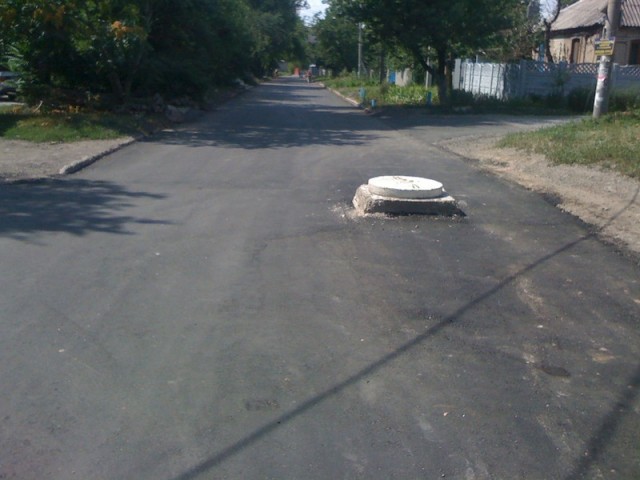 Ремонт дорог в Донецке: люк превратили в блиндаж
