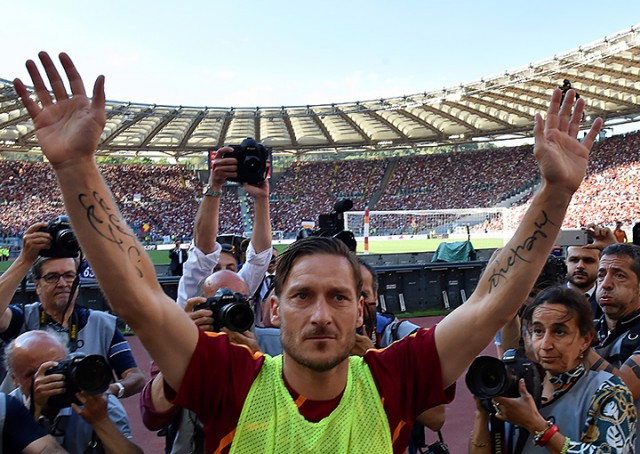 "Grazie capitano!" Рим попрощался с императором