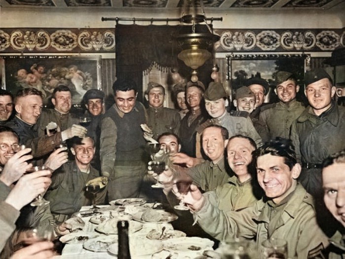 Нейросеть на хаялву раскрашивает фото к 9 мая