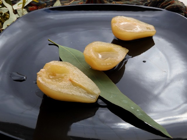 Эвкалиптовые груши с желе, лимонным сорбетто и бискотто брик