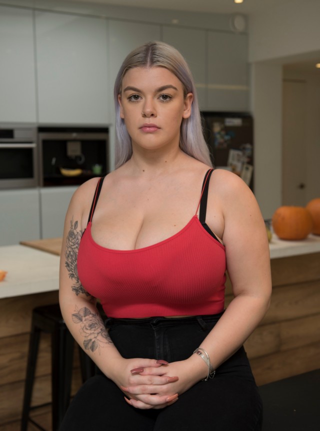 19-летняя британка собирает деньги на уменьшение груди